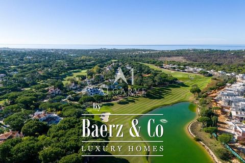 Offrez-vous une vie luxueuse au One Green Way, niché au cœur de Quinta do Lago. La Villa 129, une résidence avec jardin, dévoile six chambres spacieuses réparties sur trois étages, avec un jardin sur le toit et une piscine privée chauffée. En entrant...