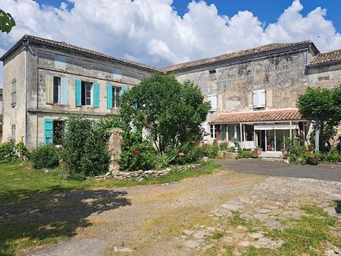 Set comprising two houses of farmhouse and charentaise type located in Garat close to shops and 15 minutes from Angoulême and 5 minutes from the clinical center of Soyaux. They are located on a plot of 1600m2. Each house is independent but it is also...