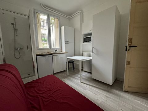 Ideal gelegen, in einem gepflegten Gebäude mit Hausmeister, Studio-Apartment im Erdgeschoss von 9,25 m² Carrez Law in sehr gutem Zustand mit einer hohen Decke von 2,90 Metern, einschließlich eines Hauptraums mit Küchenbereich mit Blick auf einen klei...