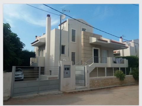 Maison moderne à vendre à Nea Makri. Maison d’une superficie de 160 m². Situé sur un terrain de 250 m². La maison est à distance de marche de la mer. La maison se compose d’un salon avec une cuisine, trois chambres, deux salles de bains et une salle ...