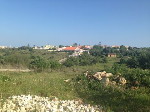 Questo appezzamento di terreno in vendita a Lagos, nell'Algarve occidentale, è una grande opportunità per costruire la casa dei tuoi sogni in una delle località più belle del Portogallo. Con un terreno di 2.700 m2, avete molto spazio per creare la vo...