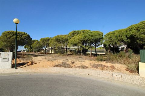 Dieses Grundstück befindet sich in der tollen Lage des Varandas Do Lago, im Herzen des Goldenen Dreiecks, nur wenige Minuten vom Strand und der privilegierten Gegend von Quinta do Lago, wo eine Fülle von High-End-Restaurants, 5 * Hotels, Golfplätze u...