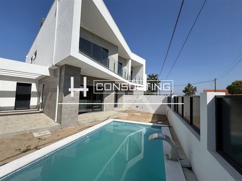 New 4 Bedroom House in Fernão Ferro Description: 4 bedroom villa consisting of two floors that is arranged as follows: With a total construction area of approximately 169m², spread over two floors. This house stands out for the generosity of its area...