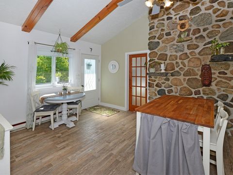 Découvrez cette MAGNIFIQUE propriété entièrement RÉNOVÉE, située à quelques minutes de Venise-en-Québec et d'un parc enchanteur accessible à tous, en bordure du Lac Champlain (voir photos). Cette maison allie charme et modernité, avec des rénovations...