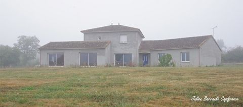 MOUSSAC, A saisir rapidement, cette maison de 2005 avec 4 chambres et un sous sol intégral sur un terrain de 3223 m². Elle se compose au rez de chaussée d'un très grand séjour et sa cuisine ouverte donnant sur la vallée, de 4 chambres, une salle d'ea...