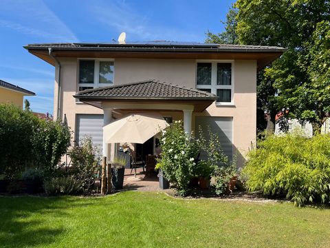 Das Einfamilienhaus befindet sich zwischen den Berliner Bezirken Reinickendorf und Pankow, unweit vom ehemaligen Mauerstreifen, mitten in der Natur. Das Haus bietet ein 35 qm großes Wohnzimmer mit offener Küche, einem großzügigen Eingangsbereich und ...