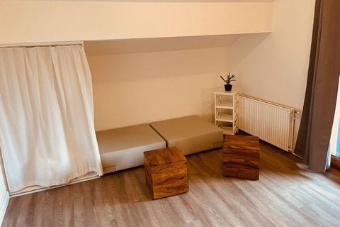 Duży dwupoziomowy apartament w stylu domku górskiego oferuje mnóstwo miejsca do wypoczynku i zabawy na dwóch piętrach. Z dużego balkonu roztacza się wspaniały widok na piękną przyrodę. Mieszkanie posiada również dużą część dzienną, trzy sypialnie, dw...