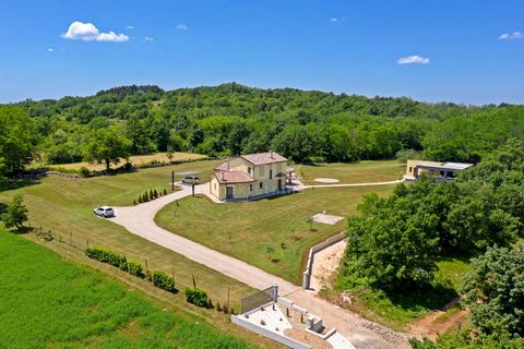 Location: Istarska županija, Tinjan, Tinjan. ISTRIEN, TINJAN - Ein charmantes Haus auf einem weitläufigen Anwesen Gradić, einst von Wällen und Türmen umgeben, ist heute ein Ort mit sehr ausgeprägtem Charme, an dem Tradition und Geschichte stolz zum A...