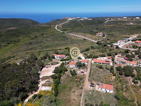 Gården omfattar 2,5 hektar och ligger 3 minuter från Arrifana-stranden, Aljezur, Portugal. På den högsta punkten i fastigheten kan du njuta av en fantastisk havsutsikt. Den 2,5 hektar stora fastigheten består av två byggnader: En 72m2 villa med 2 sov...