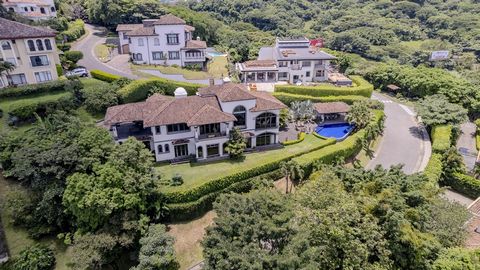 Situata nel cuore della prestigiosa Eco Residencial Villa Real, questa magnifica residenza dallo stile contemporaneo senza tempo si distingue per la sua eleganza e il design raffinato, offrendo un ambiente lussuoso e confortevole in un sereno contest...