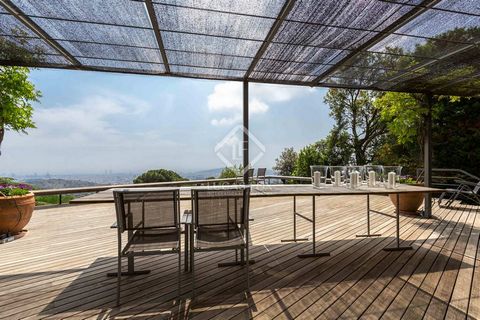 Spectacular contemporary design house in Vallvidrera. It has fantastic views of Barcelona and is close to the city centre and Sarriá via the funicular. On the main floor we find a large hall that leads to an impressive dining room living room with ac...