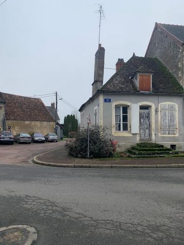 Immobilier Nivernais heeft het genoegen u dit dorpshuis in Châteauneuf-Val-de-Bargis voor te stellen. Ideaal voor investeerders of mensen die op zoek zijn naar een betaalbare woning. Zeer recente dakisolatie. Plan veel werk. Voor bezoeken of informat...