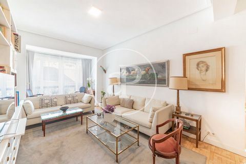 VERY BRIGHT FLAT CLOSE TO THE PLAZA DE CHAMBERÍ We present this magnificent flat, located in Santa Engracia street, very close to Chamberí square. The property is in very good condition and has plenty of light, as its orientation is southwest, as wel...