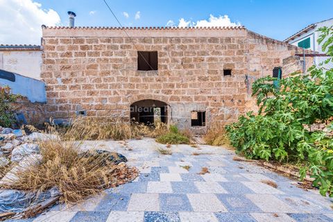 Entdecken Sie dieses schöne historische mallorquinische Haus aus dem Jahr 1890 im Herzen von Sa Pobla, in der Nähe der Plaza Mayor. Das Haus hat sein historisches Aussehen mit Steinmauern, Holzbalken, antiken Türen und charmanten Böden erhalten. Das ...