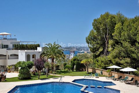 Diese fantastische Wohnung mit einer schönen Terrasse bietet eine Wohnfläche von 120 m2. Der große Wohn- und Essbereich öffnet sich zur Küche und beide bieten einen teilweisen Meerblick . Das schöne Wohnzimmer führt zur großen Terrasse von 12 m2 mit ...