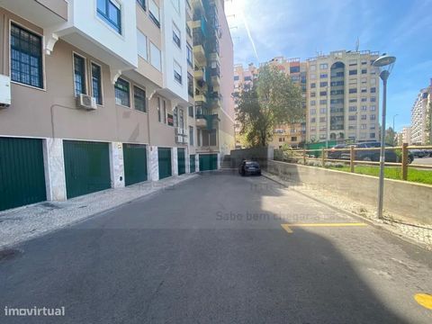 Garage di quasi 25 m2 in ottime condizioni inserito nel cuore di Massamá, l'ingresso avviene attraverso il retro dell'edificio di fronte all'accesso al parcheggio del supermercato Mercadona. Oltre all'ottima posizione, questo garage interno si trova ...