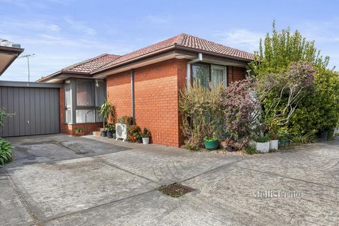 Attenante au McKinnon Secondary College, cette villa privée de trois chambres et une salle de bains en brique de plain-pied offre un hébergement familial dans un cadre de jardin généreux. Située au cœur absolu de la zone universitaire, cette villa cl...