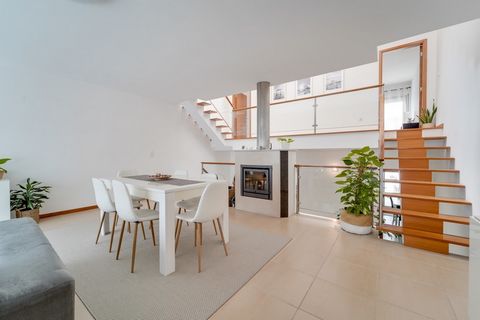 Maison T4 moderne à vendre à Gafanha da Nazaré. Maison de type T4, avec des caractéristiques et des finitions actuelles et modernes, où toutes les pièces de la maison sont privilégiées avec beaucoup de lumière naturelle dans de grands espaces avec un...