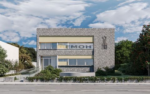 Te presentamos una villa de 6 dormitorios realmente única, con una arquitectura diferenciadora totalmente reformada. Con una superficie construida aproximada de 585 m2 distribuidos en tres plantas e insertos en una parcela de 900 m2. Al entrar, te so...