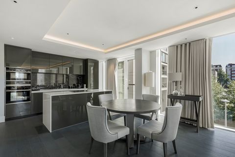 Diese moderne Wohnung befindet sich in der begehrten Edward House-Siedlung in der High Street Kensington und nimmt die gesamte zweite Etage ein. Die Wohnung ist in einer gedämpften Farbpalette aus Grautönen und neutralen Tönen gehalten und ist ein ru...