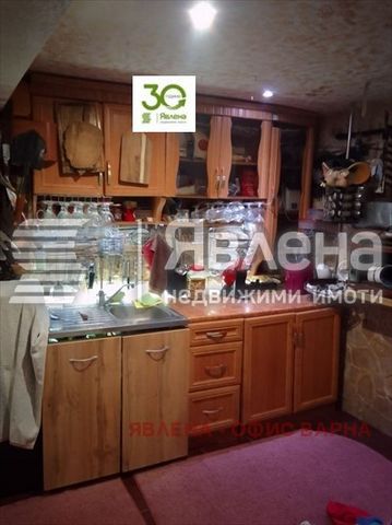 Yavlena offers for sale a basement in a 5-storey brick building from 2011 in the area of the Patriarch. The layout is: entrance hall, large living room with kitchen and sleeping area, combined bathroom. The property has access to a courtyard. A year ...