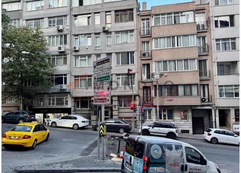 L’appartement à vendre est situé à Besiktas. Besiktas est un quartier situé du côté européen d’Istanbul. C’est l’un des quartiers les plus anciens et les plus densément peuplés d’Istanbul. La région est située entre la Corne d’Or et le Bosphore, ce q...