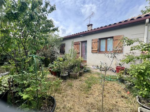 CASA A UN PIANO A SAINT-LYS. Casa su un piano con una superficie abitabile di circa 107 mq su 100 mq di terreno con alberi e recinzioni. Si compone di un ingresso che conduce ad una cucina di circa 16,4 mq, un soggiorno/sala da pranzo di circa 28 mq,...