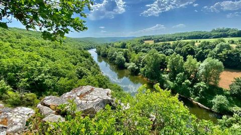 Alexandre Liachenko is delighted to present to you, exclusively, this exceptional property located in the St Antonin – Penne sector, near the Aveyron gorges. Description of the Property At the end of a peaceful path, in the heart of a Natura 2000 sit...