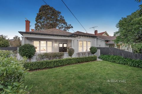 Een magische symfonie van hartverwarmende schoonheid op een gelijkvloers familiepodium, deze betoverende Californische bungalow met vier slaapkamers en twee badkamers is een scène van licht gevuld leven in de gewaardeerde McKinnon Secondary College-z...