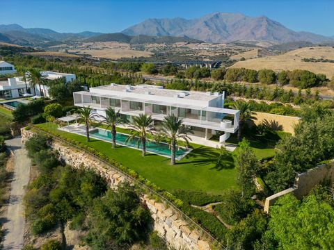 Esta impresionante villa de lujo se encuentra en Finca Cortesin, Casares, Malaga. Con 5 dormitorios, 6 baños y 1 aseo, esta propiedad ofrece un amplio espacio para toda la familia. Con una superficie construida de 752m² y una parcela de 2,145m², esta...