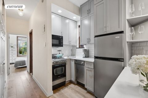 Your new one bedroom home is located in the heart of the Upper East Side situated between Central Park and the East River Esplanade. This renovated 1 bedroom has a windowed kitchen sporting updated custom kitchen cabinets, ceramic backsplash, quartz ...