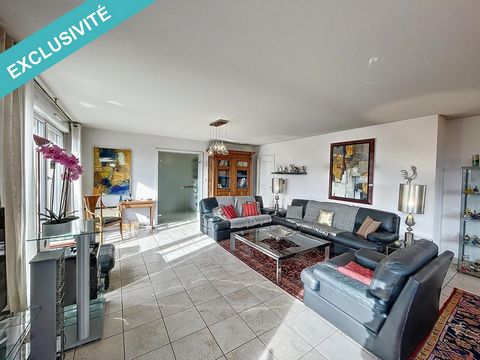 En co-exclusivité avec HRD Immobilier. Situé en plein coeur d'Illkirch, à deux pas de l'Illiade, proche de toutes commodités et très bien desservi (bus et tram : arrêt Graffenstaden à 100m), ce beau 4/5 pièces en attique très lumineux de 181m² se tro...