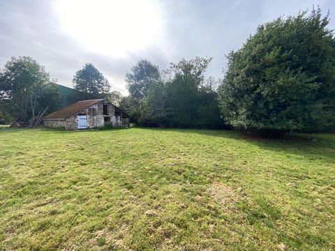 Terrain à bâtir de 1200 M2 avec une façade de 24 mètres environ, situé dans un charmant et paisible hameau. Entièrement viabilisé, borné, tout à l'égout et sécurité incendie à proximité. La parcelle est vendue avec un hangar de 100 M2 et un appentis ...