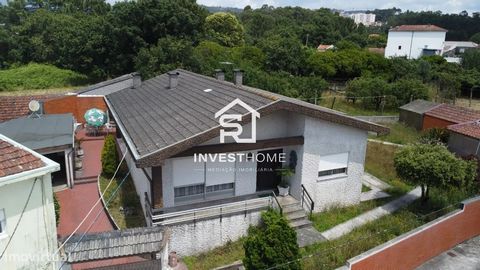 Moradia térrea, tipologia 3 de quatro frentes solares, jardim e quintal , inserida em lote de terreno com uma área total de 2.143 m2. Localizada em zona residencial muito tranquila de Gondomar . Em bom estado de conservação, este imóvel destaca-se pe...