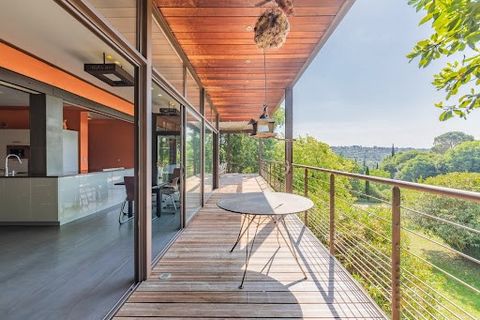 Superbe fusion ancien/contemporain pour ce mas de ville situé sur une adresse confidentielle en plein coeur d'Uzès. Imaginez depuis la rue, un mur d'enceinte en pierres patinées par le soleil et sa porte ancienne... Elle ouvre sur de vastes volumes c...