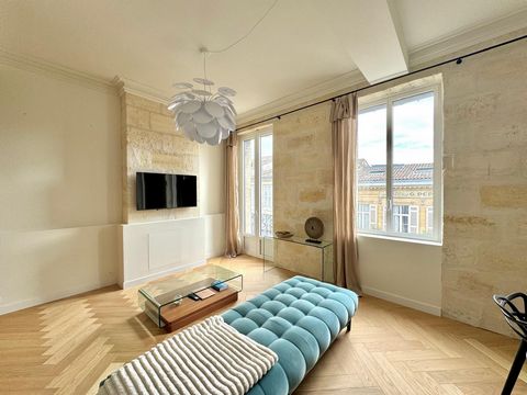 L'Immobilière de Larroche Baron offers for sale this magnificent apartment, with old fittings, renovated type 3 - 2 bedrooms - in the heart of the Chartrons, near the rue Notre Dame and the quays. The apartment is located on the second floor of a cha...