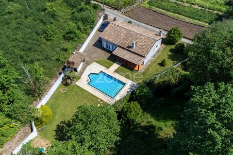 Identificação do imóvel: ZMPT576666 Moradia térrea em Covas, Vila Nova de Cerveira, ideal para férias em família e momentos de descanso. Inserida numa zona calma e rodeada de natureza, esta casa dispõe de 3 quartos, sendo um deles suíte. Cozinha tota...
