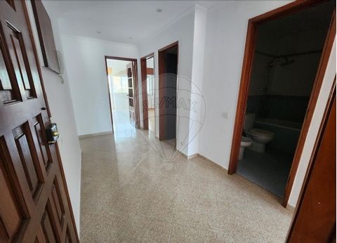 Excelente Oportunidade de Investimento. IMOVEL OCUPADO E NAO DISPONIVEL PARA VISITAS, SENDO VENDIDO NESTA CONDIÇÃO!!  Apartamento T3 com uma área de 95m2, situado em Setúbal na freguesia de São Sebastião.  Localizado numa zona com Comércio, Serviços ...