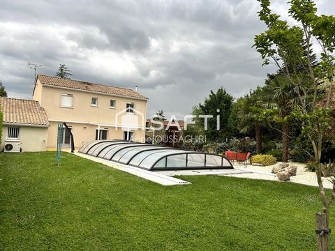 Belle maison familiale de 154 m2 sur 1000m2 de terrain arboré, avec piscine couverte, un garage et un abri voiture.