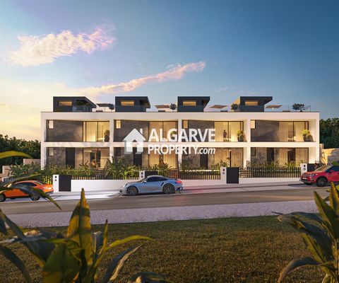 Descubra um exclusivo conjunto de quatro moradias geminadas contemporâneas na tranquila zona da Mosqueira, idealmente situada entre Albufeira e Olhos d’Água. A poucos minutos da praia e de todas as comodidades essenciais, estas moradias, com conclusã...