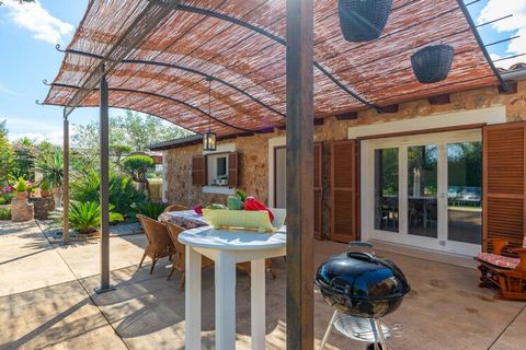 Esta única casa fue construida en 1989 y fue reformada cuidadosamente en 2016. La piscina elevada de cloro, de 5m x 3m y con una profundidad de 1.3m está solo a disposición de nuestros huéspedes. Está rodeada de un jardín mediterráneo con grava y árb...