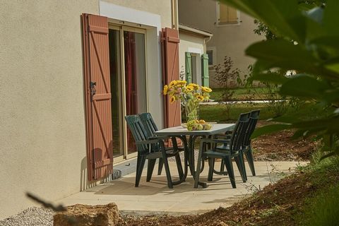 Peaceful Family Retreat in Nature Nestled in the scenic Domaine de Lanzac, this cozy bungalow offers a tranquil escape with a spacious private garden and veranda, perfect for al fresco dining or letting children and pets play freely. The car-free hol...