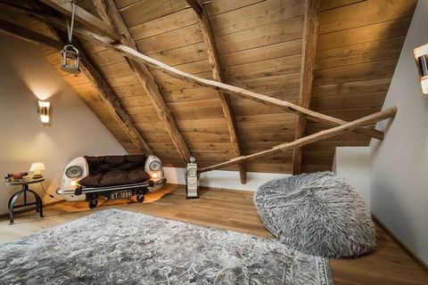 Es erwartet Sie eine exklusive und großzügige Ferienwohnung im Obergeschoss und Dachgeschoss eines alten Speichers. Der Charakter des alten Gebäudes verschmilzt hier mit stilvollem und modernen Wohnambiente. Ca. 80 m² Wohnfläche werden durch eine bes...