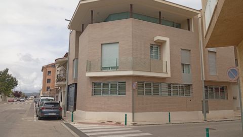 Descripción del objeto: Esta espectacular casa adosada en esquina no deja nada que desear. Se distribuye en tres plantas con un total de cuatro dormitorios, dos baños y dos aseos. Gracias a su buena construcción, actualmente se calienta con la chimen...