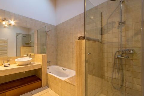 Esta moderna casa de pueblo en Sa Pobla ofrece un refugio confortable para hasta 5 huéspedes, con 3 habitaciones dobles y 1 baño, además de un aseo para invitados. La propiedad está completamente equipada con aire acondicionado, calefacción y conexió...