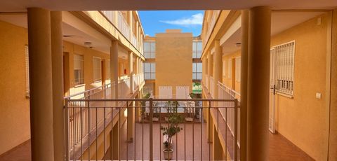 Acogedor Apartamento con Terraza y Piscina en RafalDescubre este encantador apartamento de 2 habitaciones y un baño, ideal para entrar a vivir, ubicado en el tranquilo y acogedor pueblo de Rafal.Con 85 m² construidos y en excelente estado, esta vivie...