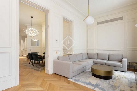 Piso de 3 dormitorios, con acabados de lujo y en el corazón de Barcelona. Al entrar en el piso, nos recibe un vestíbulo que da paso a un distribuidor. A la izquierda, encontramos dos dormitorios dobles, uno de ellos cuenta con baño privado. Ambos tie...