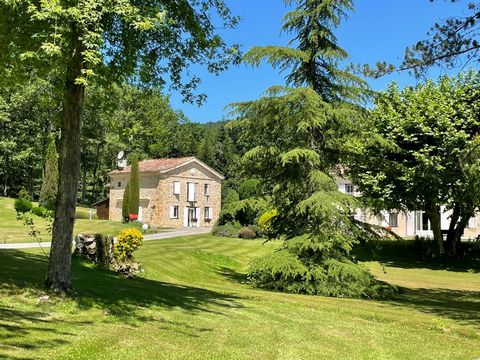 Superbe maison et maison d'amis à la campagne. Piscine , dépendances .