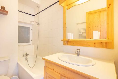 This charming apartment in Saint-Sorlin-d’Arves is perfect for up to 4 guests, offering a cozy and functional living space of 25 m². The accommodation features a comfortable bedroom, along with a relaxing terrace and outdoor furniture, ideal for enjo...