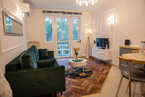 Intimate apartment building in a quiet place, surrounded by forest, on the edge of a seaside resort. The beach is 1 km away. The town centre is approx. 600 m away. A year-round, 2-level apartment with a balcony and a view of the forest. The lower lev...